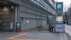 アクロス福岡 地下駐車場入口外観