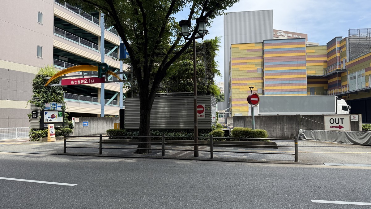 博多駅方面の地下駐車場出入口