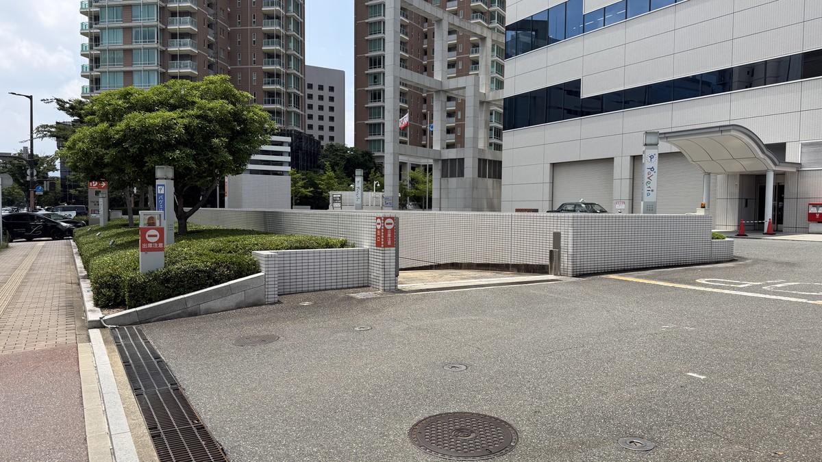地下駐車場への出口です