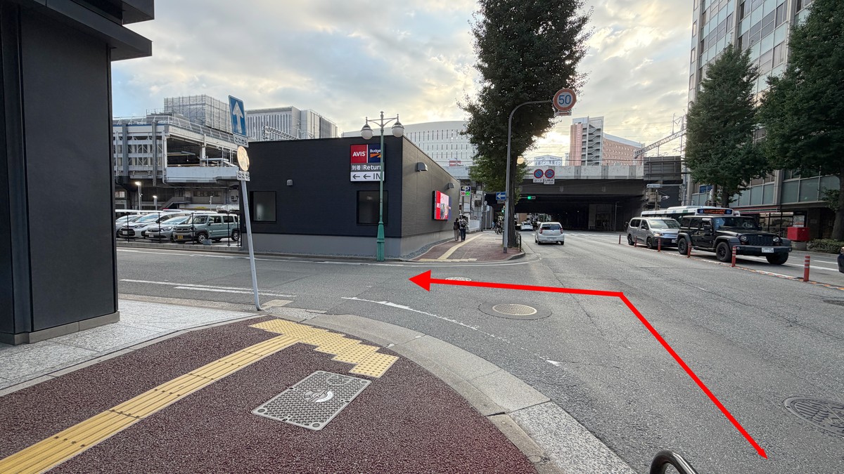 駐車場までの行き方です。目印はレンタカーのAVIS店舗です。
