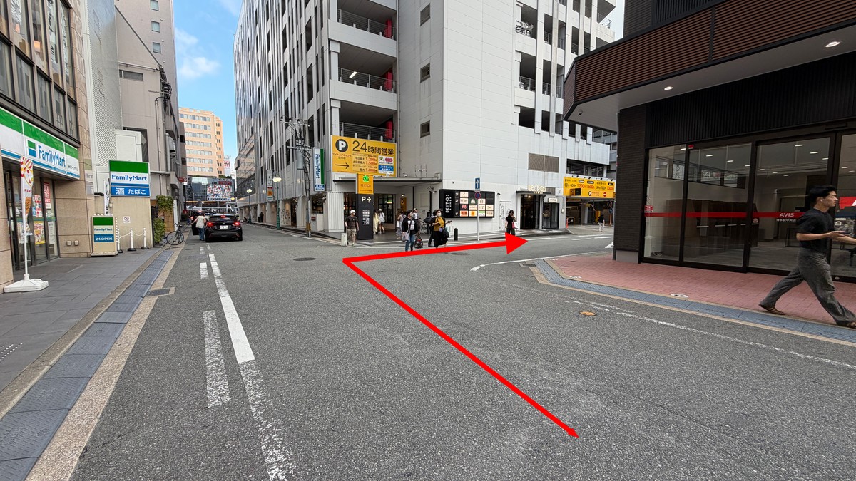 駐車場までの行き方です。ファミリーマート・24時間営業の駐車場看板が目印です。