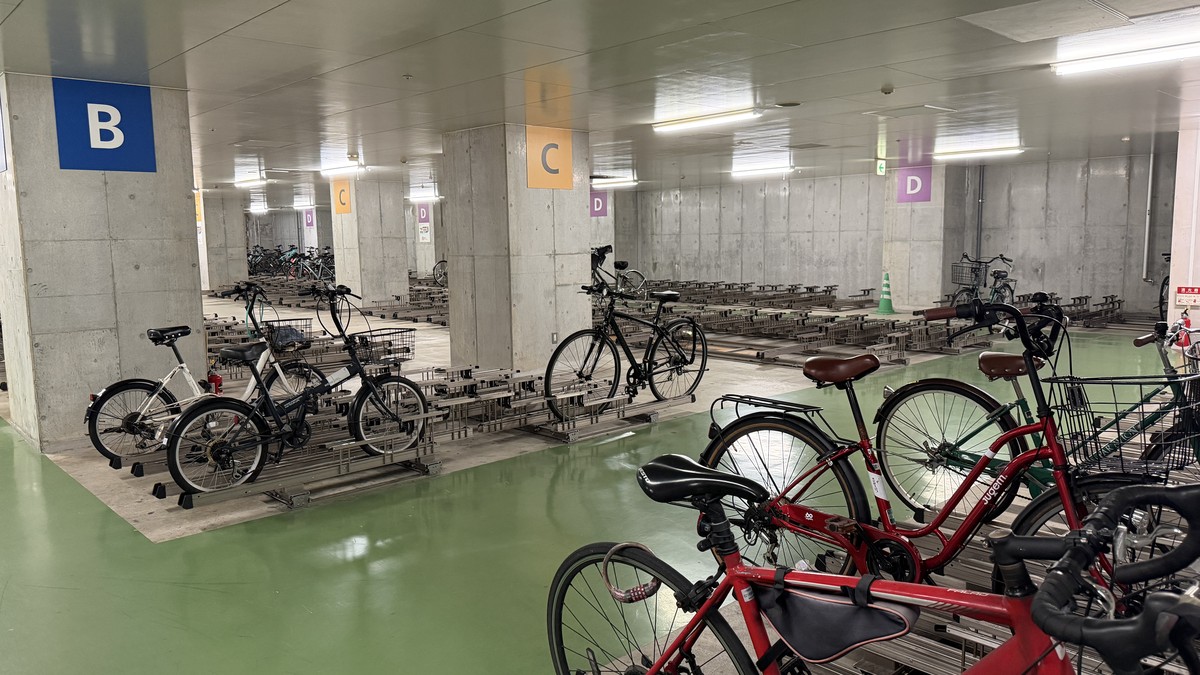駐輪場内部の別アングルです。多数の自転車が駐輪されています。