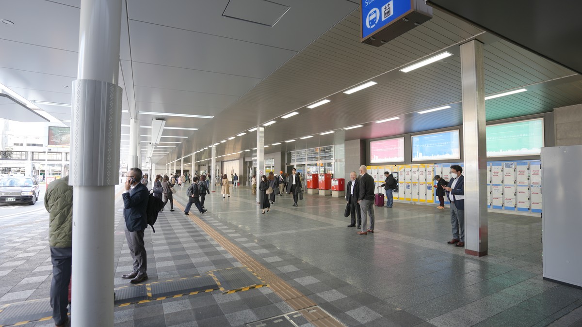 駐車場を出てすぐの博多駅筑紫口側コンコース。