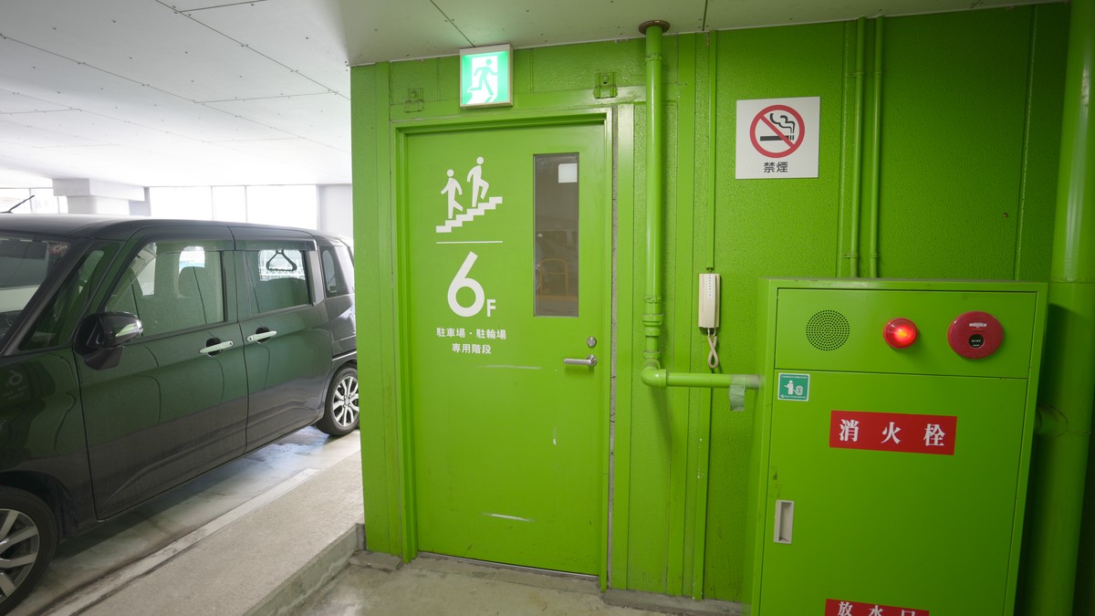 北側の駐車場・駐輪場専用階段です。