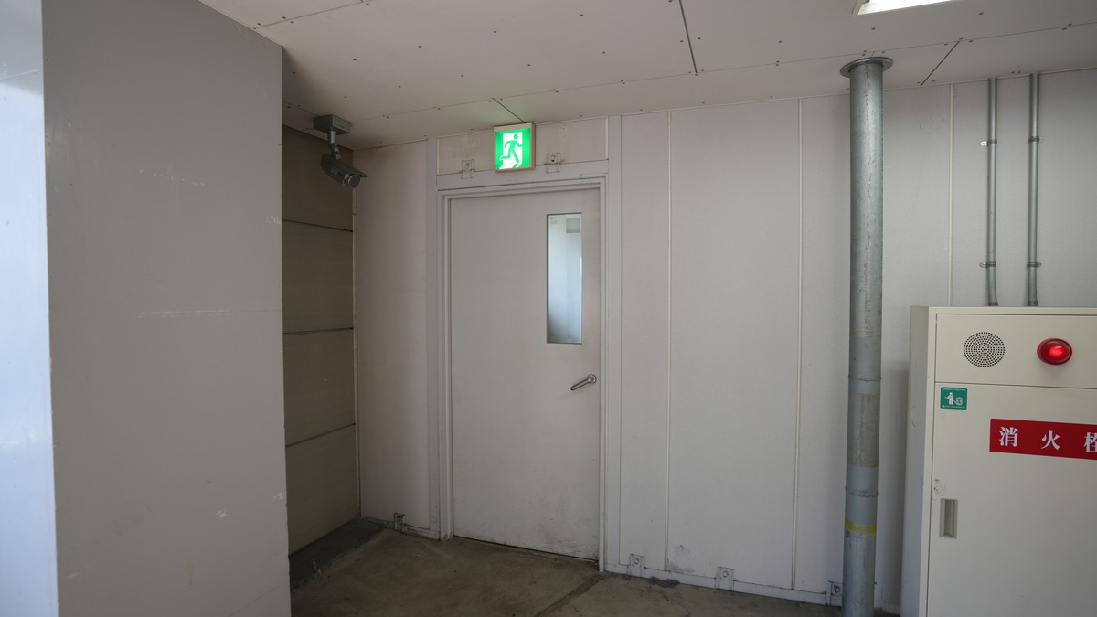 南側の駐車場・駐輪場専用階段です。