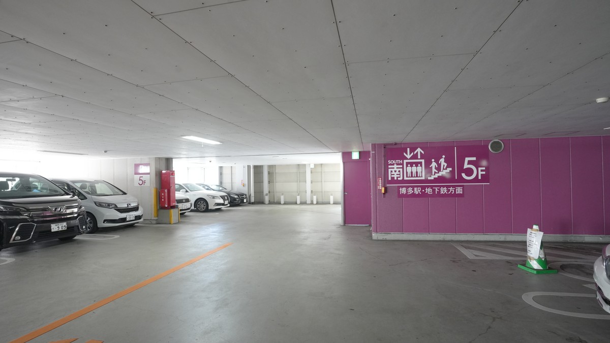 南側5Fの駐車エリアです。南エレベーターは博多駅・地下鉄方面に直結しています。