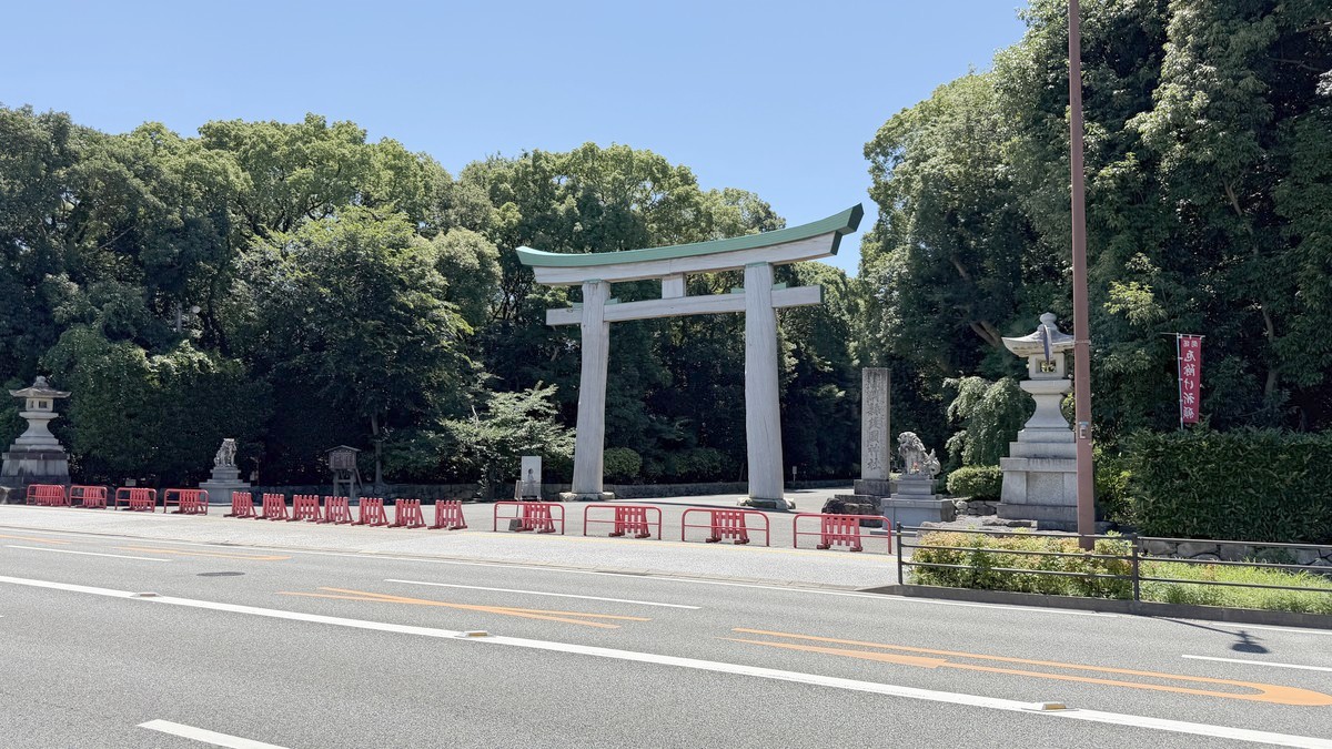 駐車場向かいにある福岡護国神社