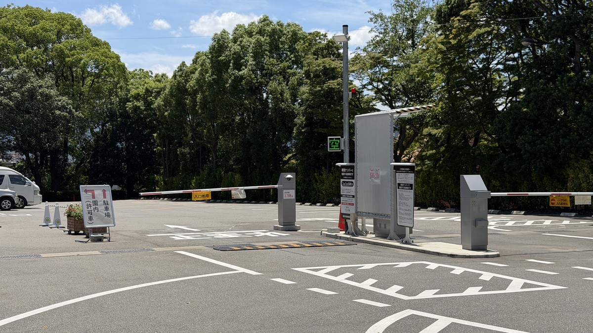 駐車場の入口（入庫ゲート）