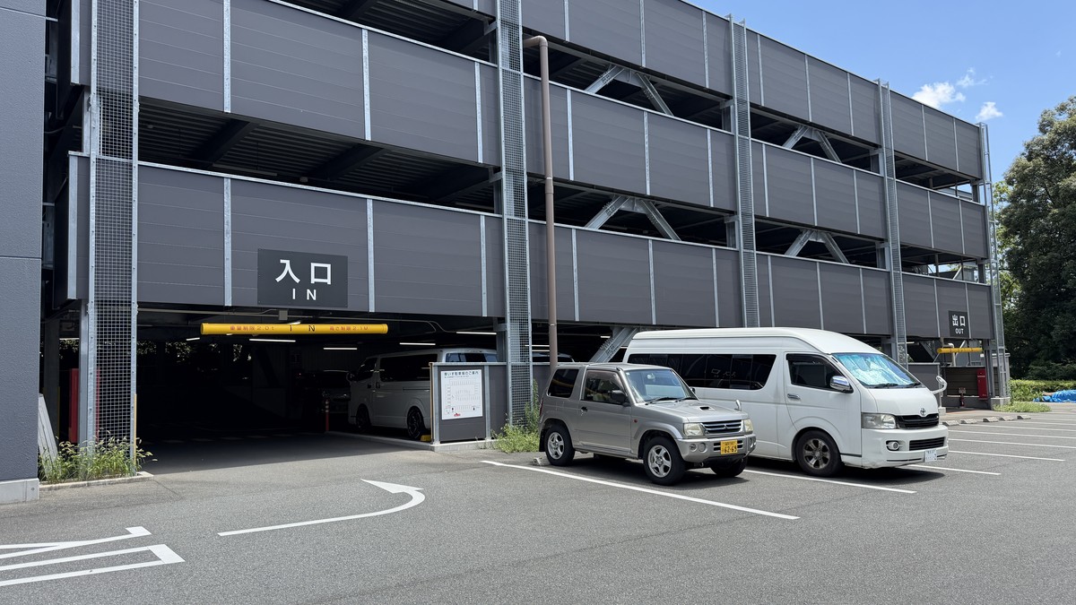 立体駐車場の出入口