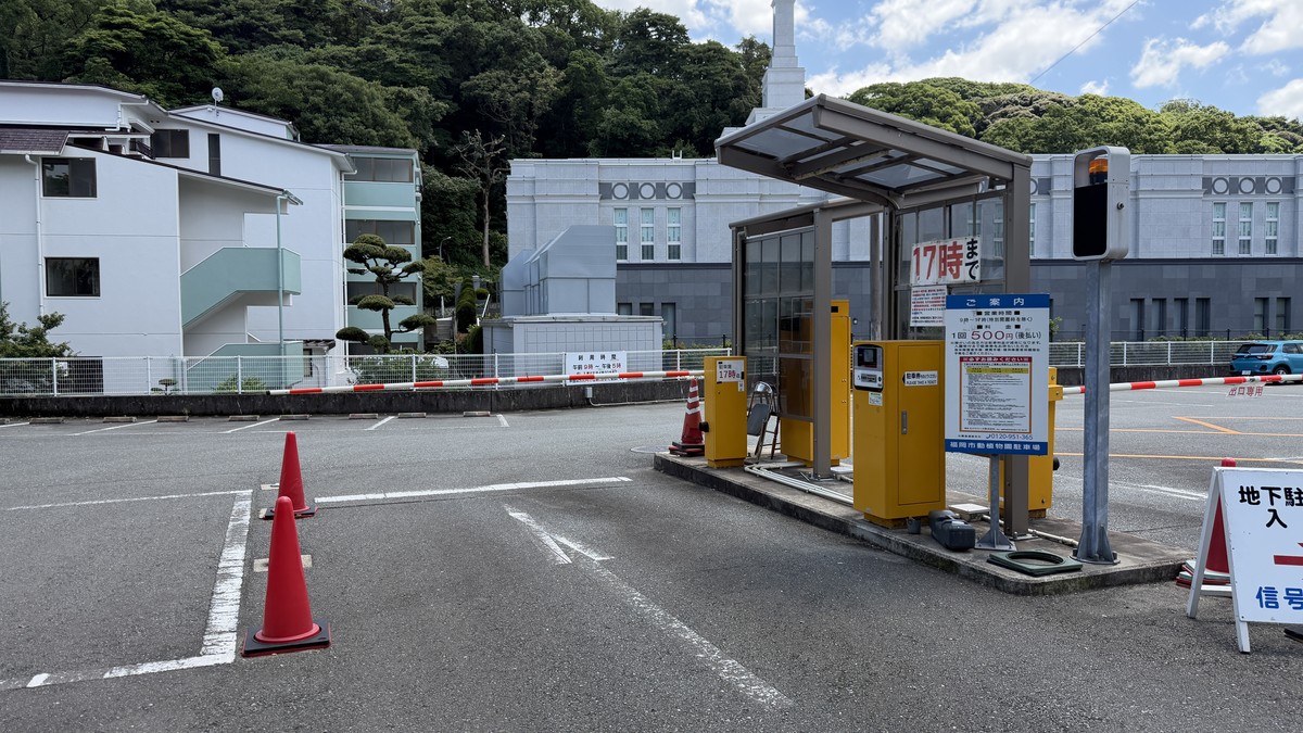 駐車場の入口（入庫ゲート）