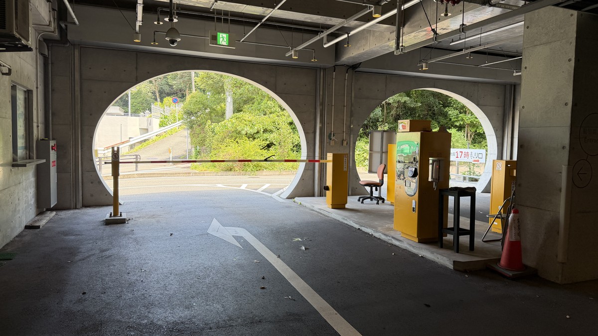 地下駐車場の出口（出庫ゲート）