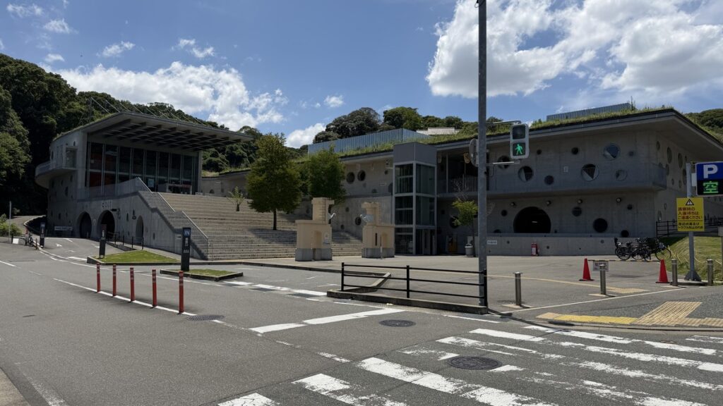 福岡市動物園地下駐車場の外観
