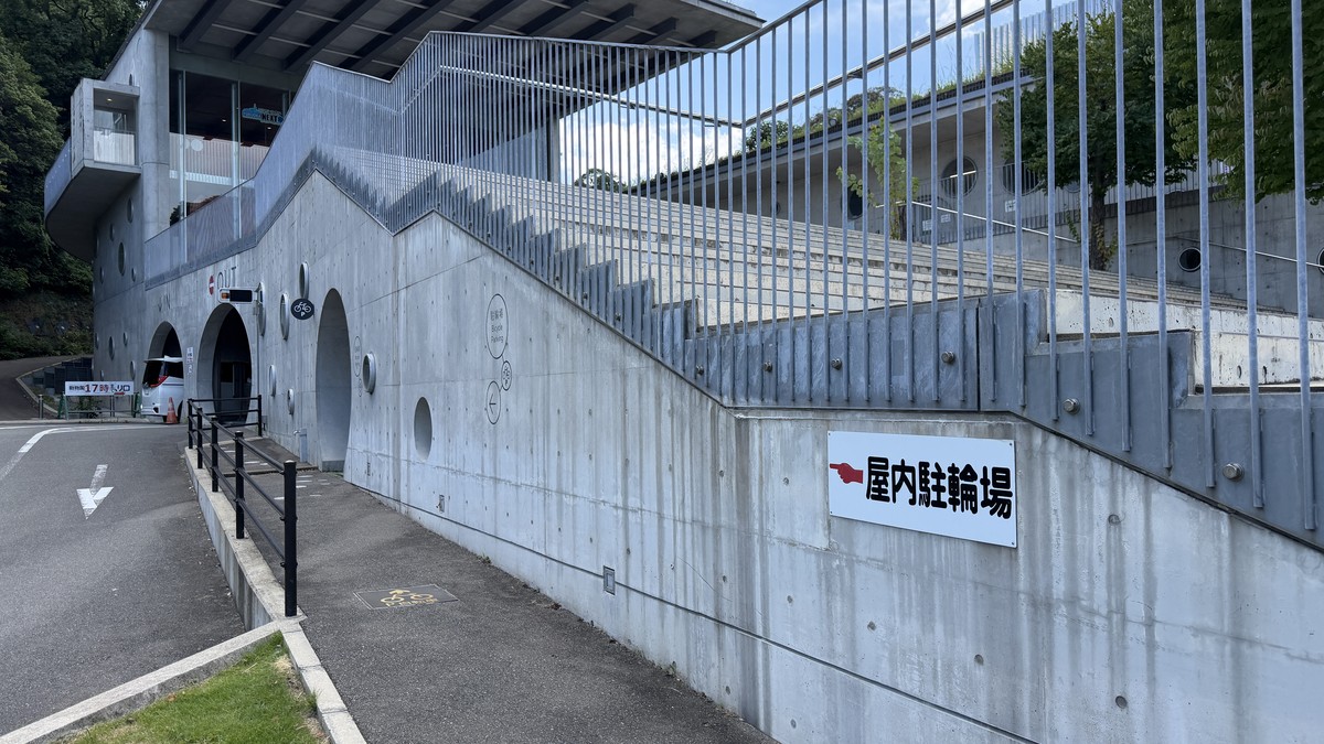 屋内駐輪場の出入口