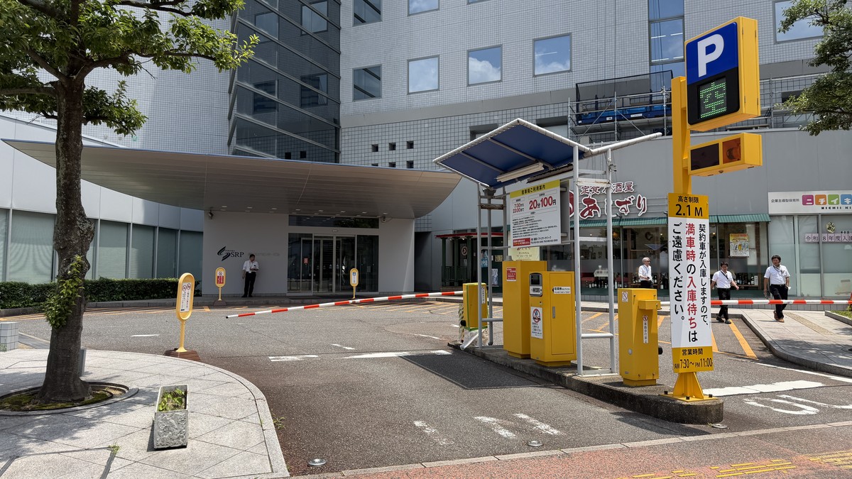 福岡SRPセンタービル地下駐車場の入口（入庫ゲート）