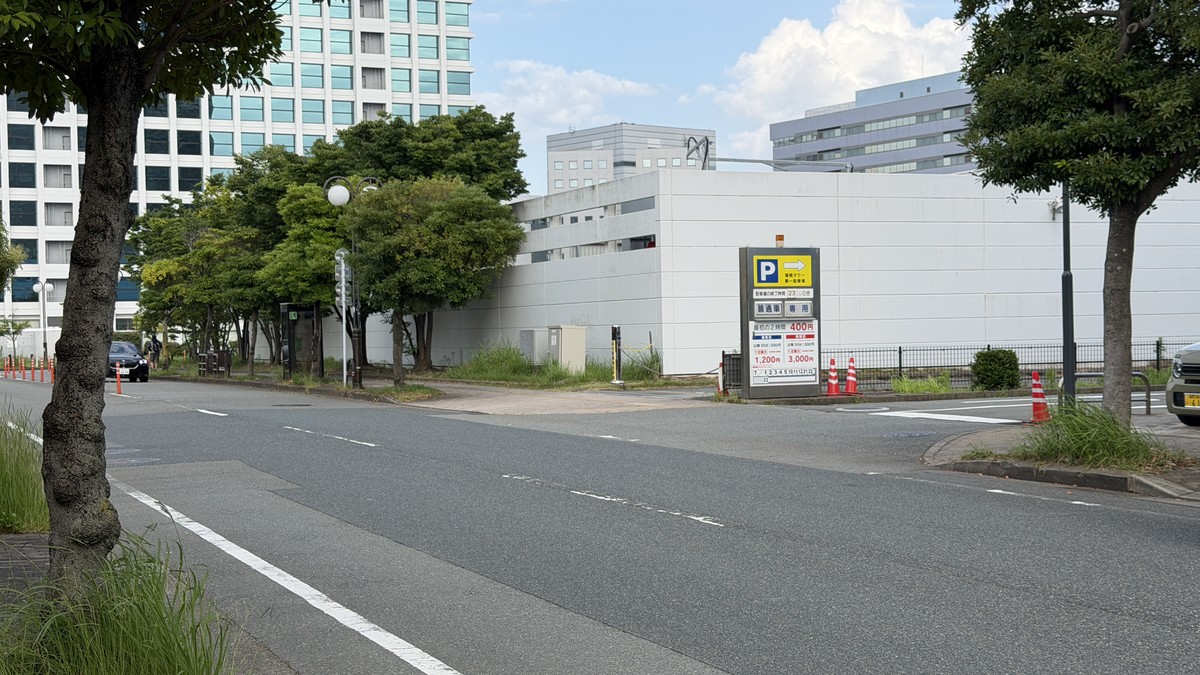 第一駐車場の入口です。福岡タワーの手前(南側)にあり、料金看板は第二駐車場と同じ内容でした。