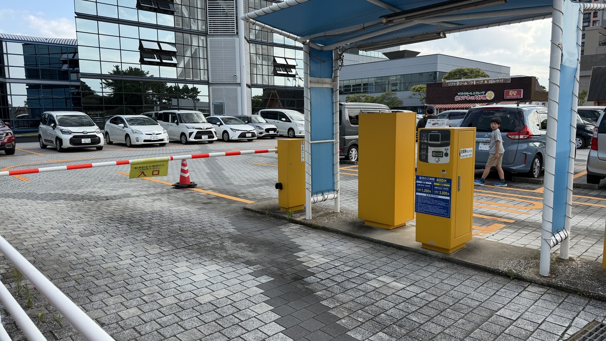 第二駐車場の入口(入庫ゲート)です。バー式のゲートで、隣に精算機が設置されています。