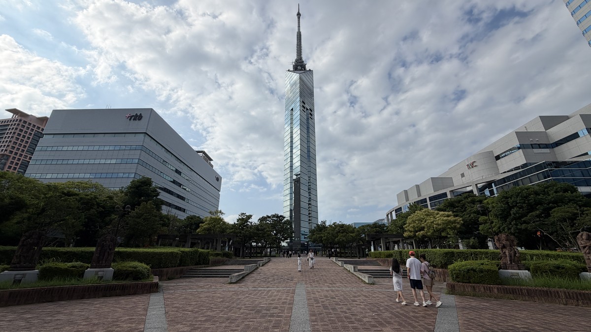 福岡タワー本体の外観です。周辺のTNC放送会館やRKB毎日放送などのビルと合わせて目印になります。