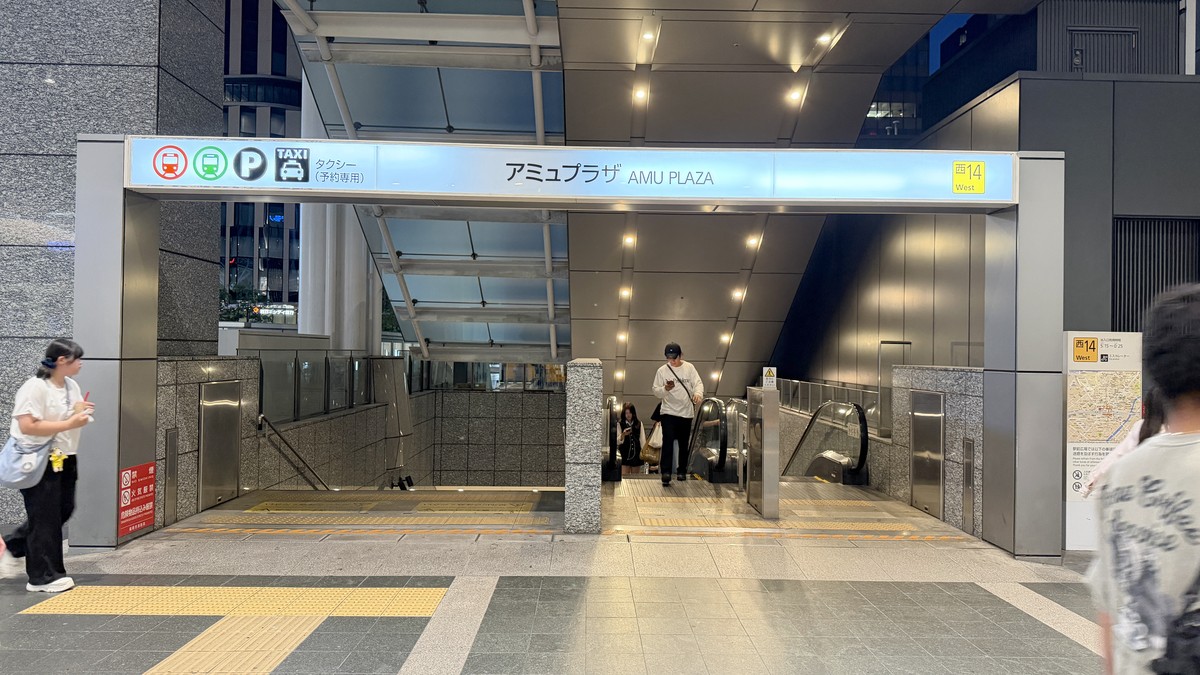 アミュプラザの地下エスカレーター入口