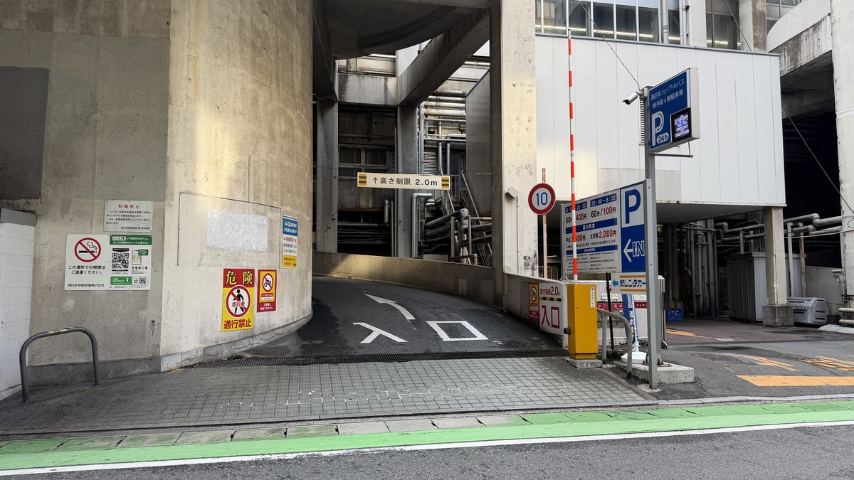 新幹線博多駅4階駐車場のスロープ入口
