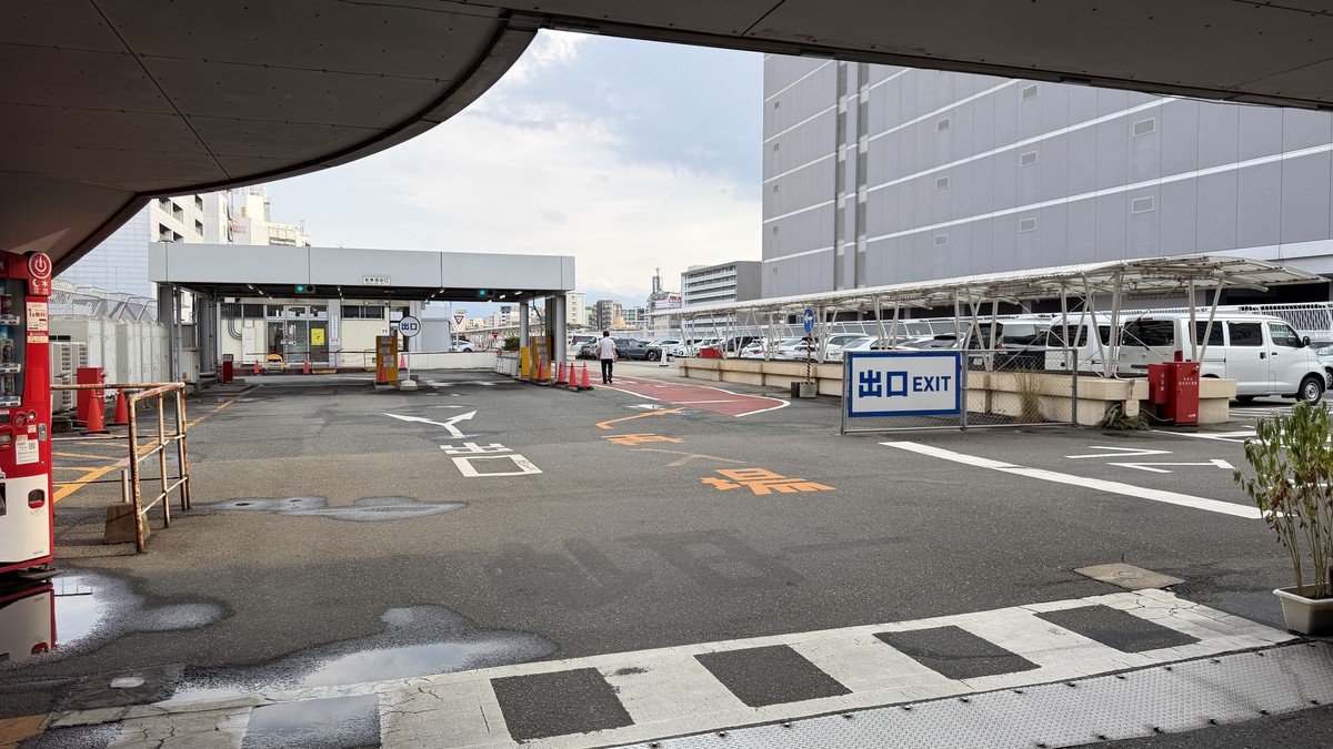 新幹線博多駅4階駐車場の出口とループ入口