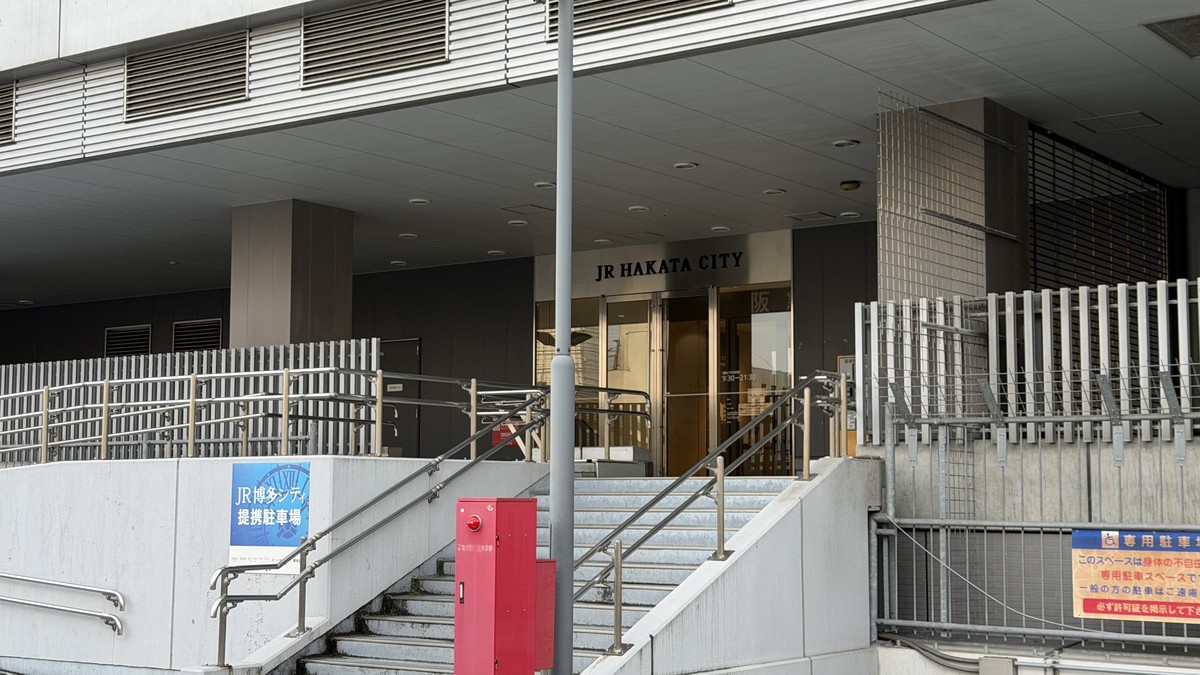 新幹線博多駅4階駐車場の博多マルイの出入口