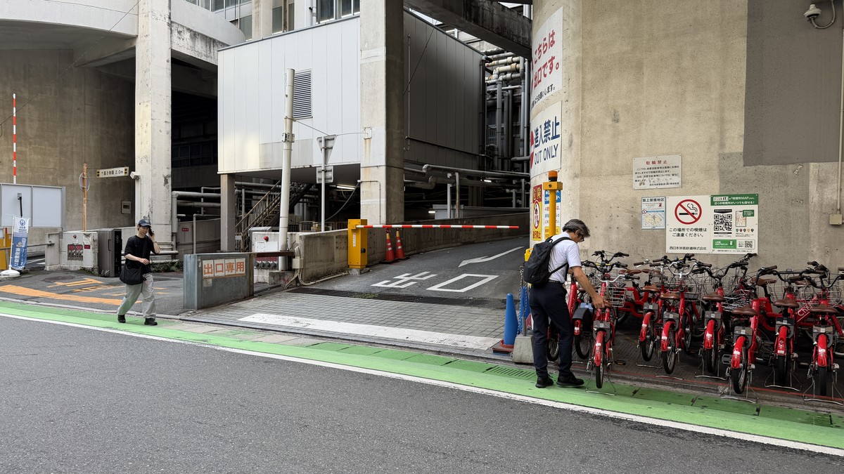新幹線博多駅4階駐車場のスロープ出口