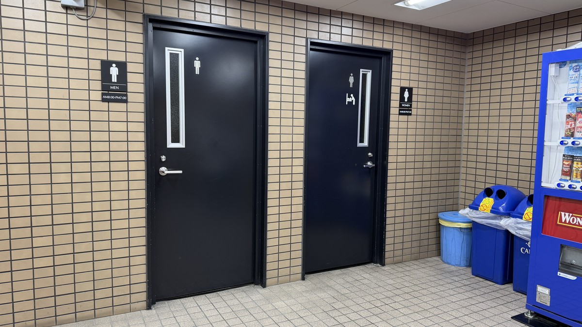 1階に設置されたトイレ(男女別)。利用時間は8:00〜19:00です。