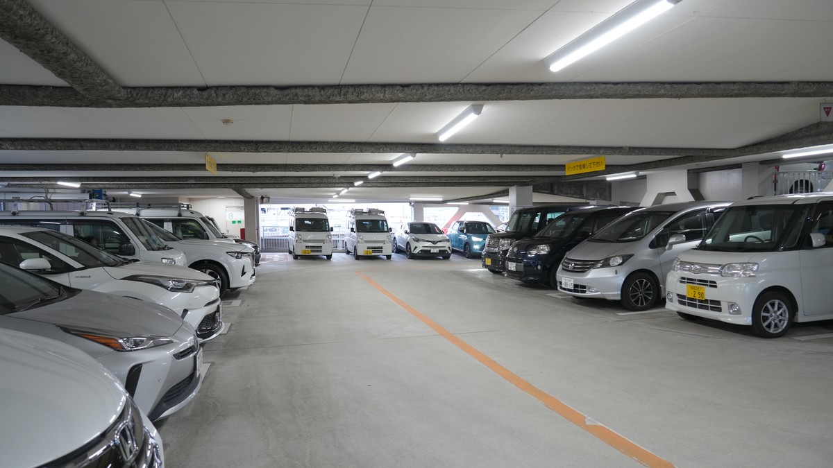 駐車場内の様子。車路を挟んで両側に駐車区画が並びます。