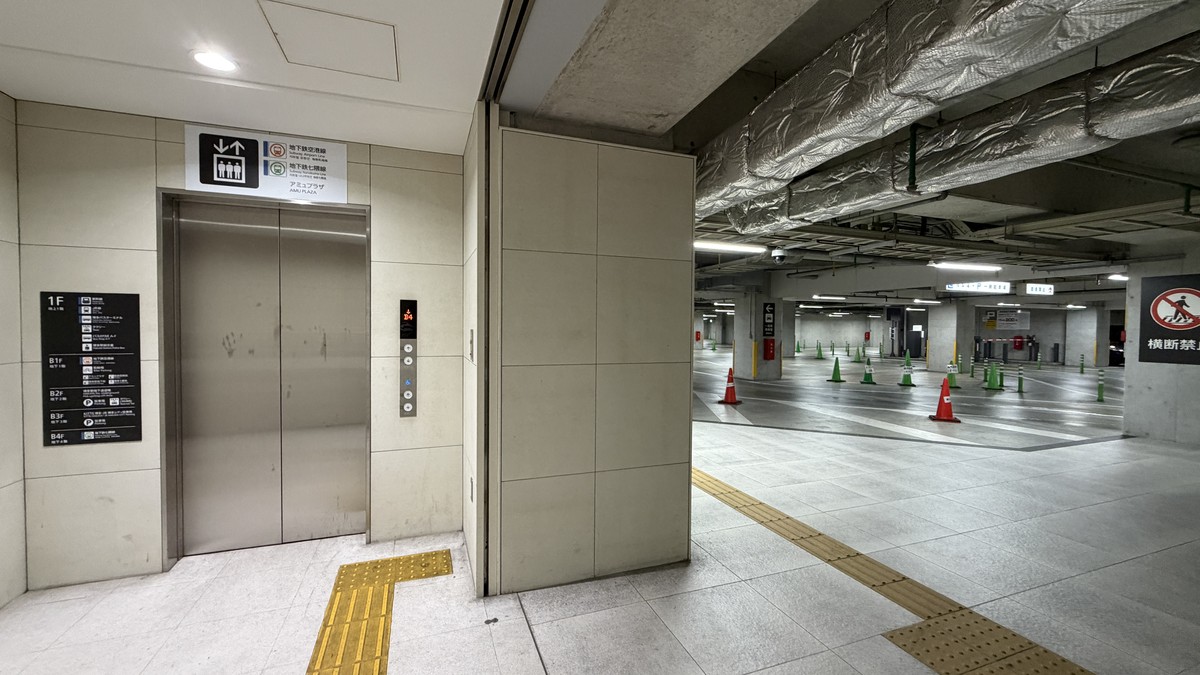 博多駅地下送迎場のエレベーター乗り場です。市営地下鉄七隈線やJR博多駅前広場にアクセスできます