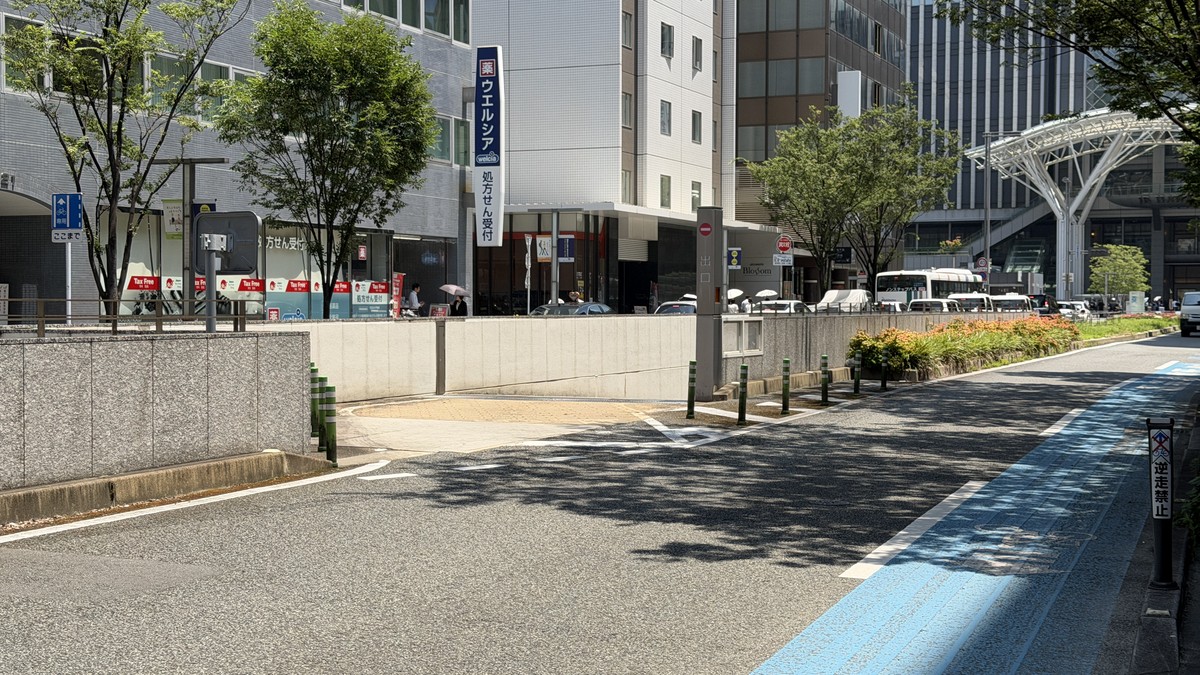 出口です。入口の反対車線側に出てきます