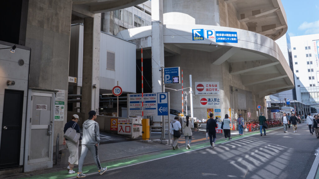 新幹線博多駅4階駐車場 出入口外観