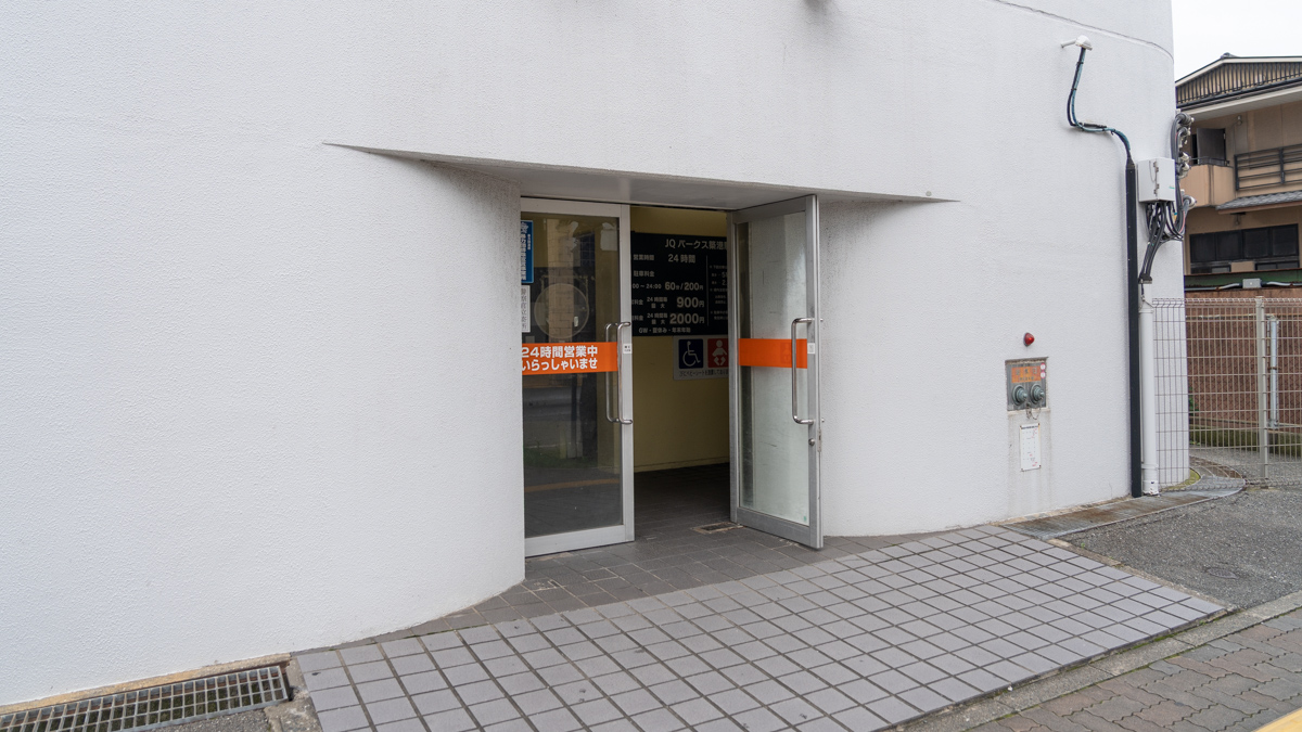 エレベーターホールの扉です。入ると事前精算機や料金表などもあります。免税店の入口と間違えないでください。