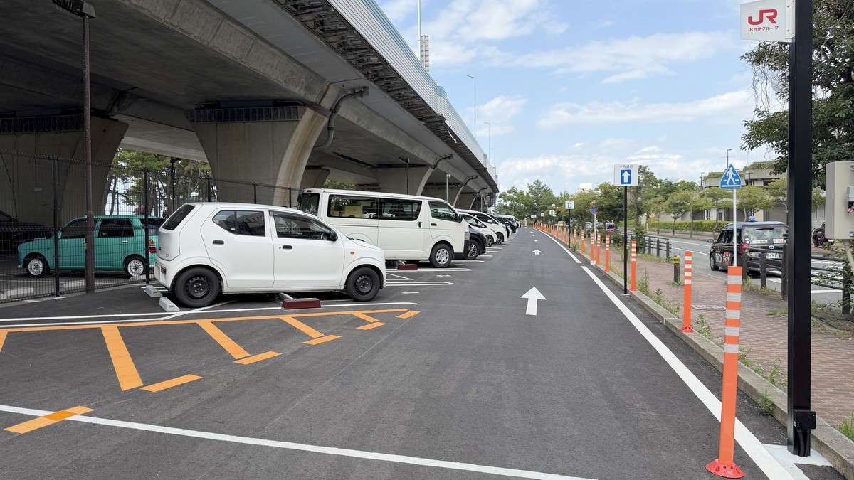 高架下の駐車区画・通路です。