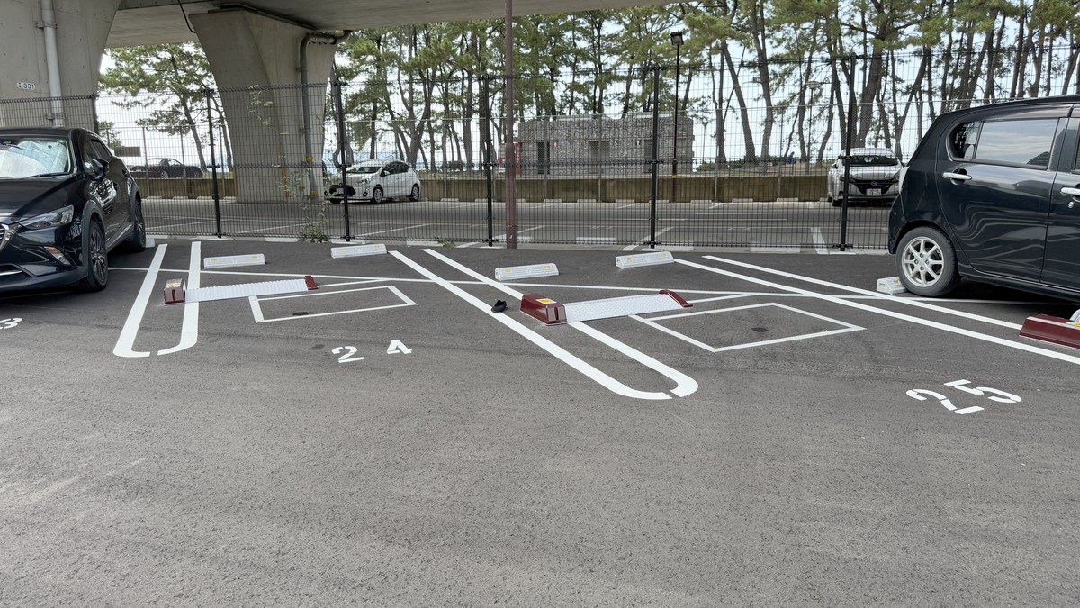 ロック板(フラップ)式の駐車区画です。