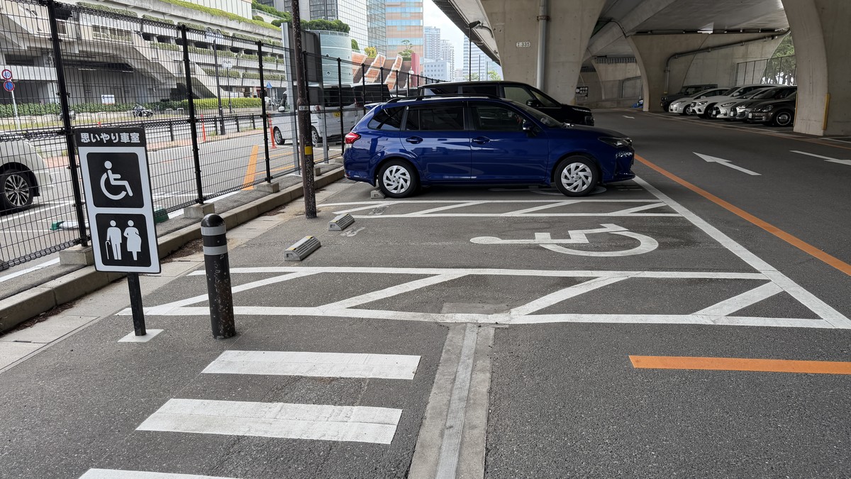 思いやり車室(身障者用駐車区画)です。