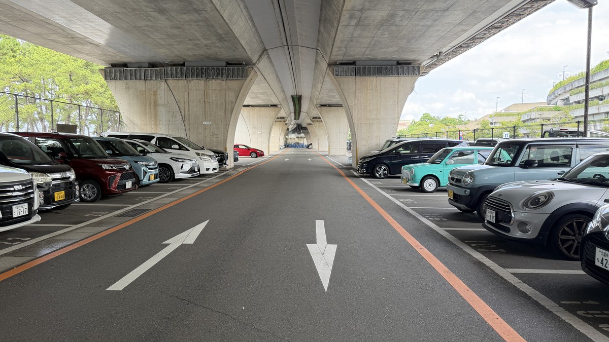 高架下の駐車区画です。