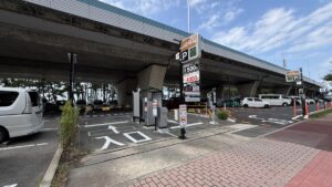 JQパークス地行浜高架下 入口