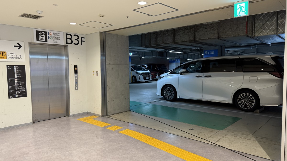 地下鉄方面へのエスカレーター側出入口(B3F)。