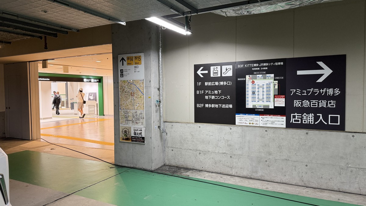 駅前広場(博多口)・地下鉄七隈線コンコースへの案内。24時間利用時はこちら側のエレベーター・エスカレーターの利用が案内されています。
