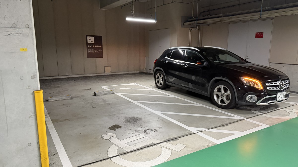 車イス専用駐車場。長時間の駐車や一般車の駐車は控えるよう案内があります。
