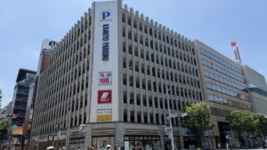 紙与パーキング駅三の外観