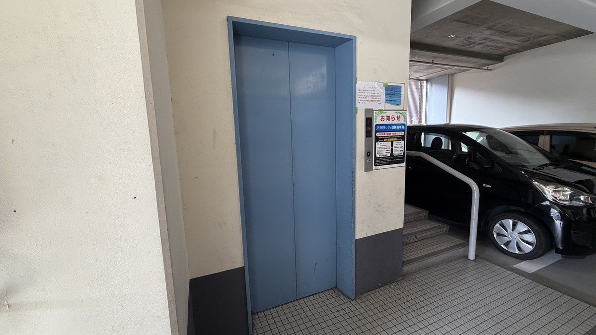 場内のエレベーター。