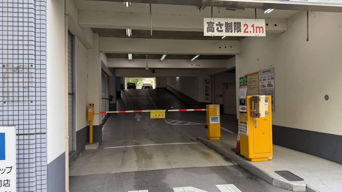 国道385号側の入口(入庫ゲート)。右折禁止の案内があります。