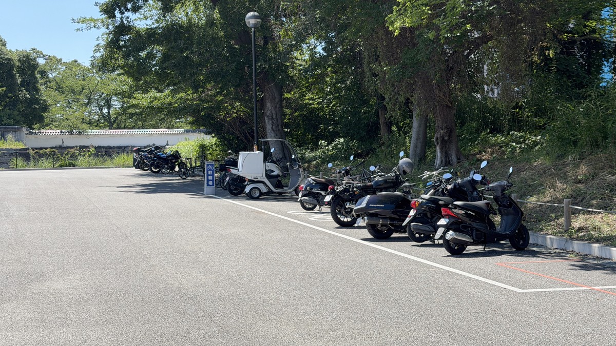 舞鶴公園第4駐車場には、自転車や原付が駐車できる駐輪場が坂を上がって右手にあります。