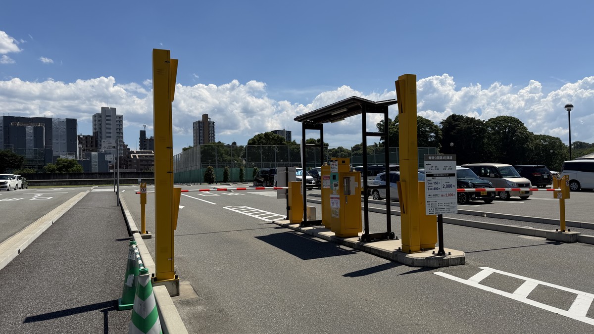 舞鶴公園第4駐車場の入口（入庫ゲート）