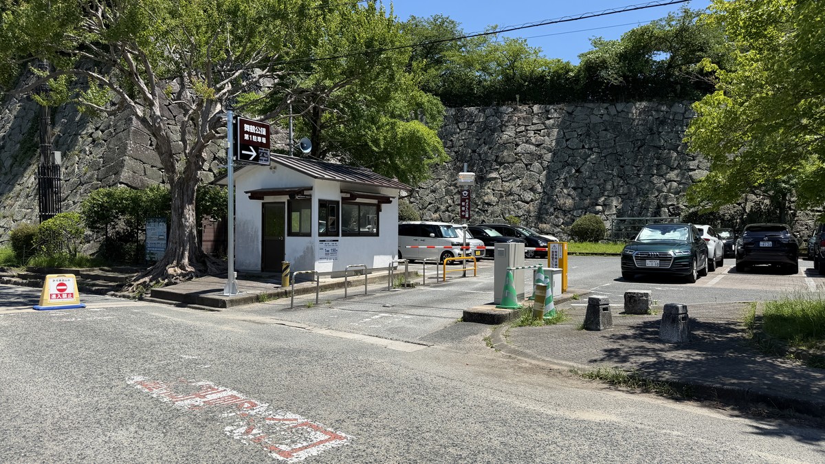 舞鶴公園第１駐車場の入口（入庫ゲート）