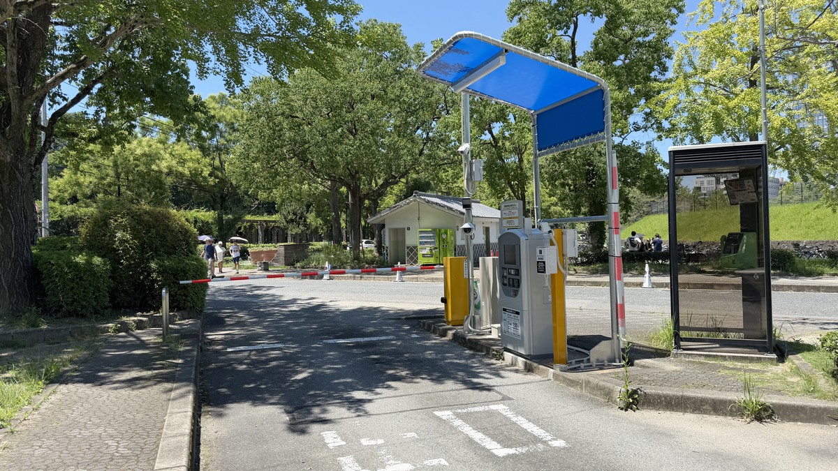 舞鶴公園第１駐車場の出口（出庫ゲート）