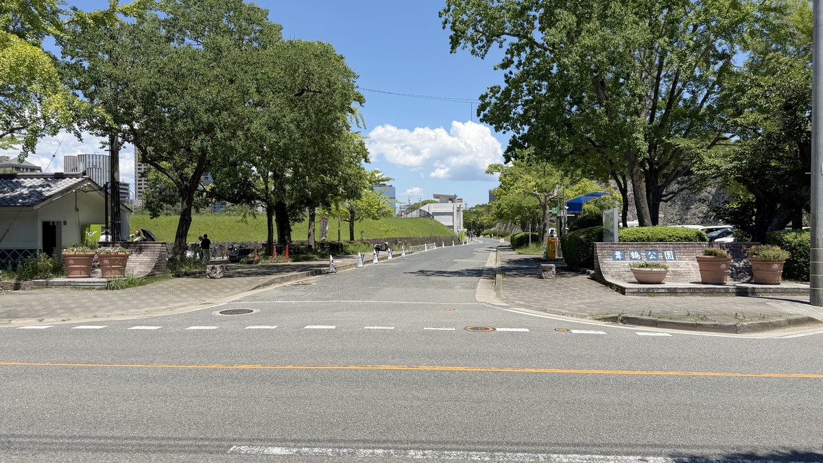 舞鶴公園第1駐車場は、少し入り込んだ場所にあり、ここから入って右側に入口があります。