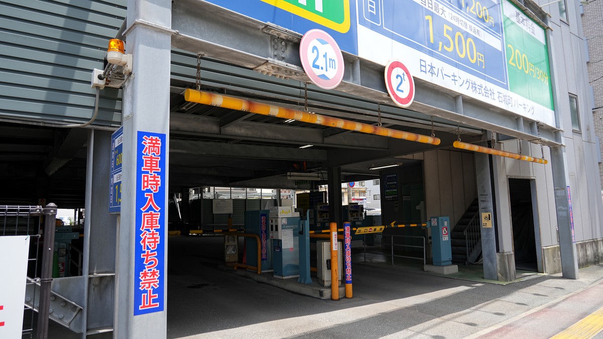 NPC24H石城町パーキングの入口です。左側が入口で、奥が出口になってます。
