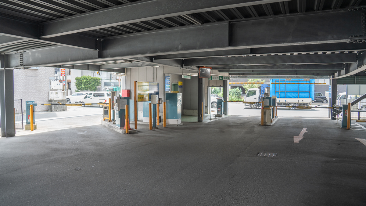 NPC24H石城町パーキングの出入口です。右側が入口で、真ん中と左側の2ヵ所は出口になってます。